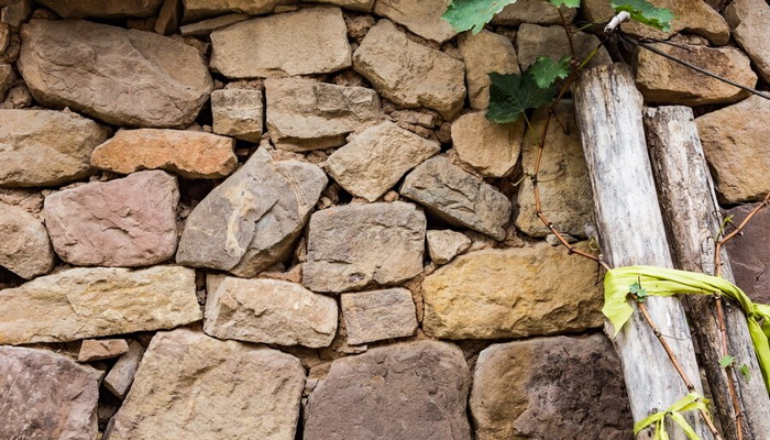 Natural stone wall